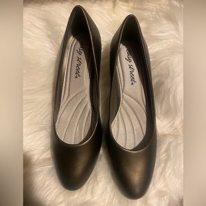 Easy Street Metallic Round Toe Pumps NWT